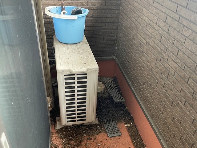 鳥の糞の汚染被害を受けた住宅のベランダ防水