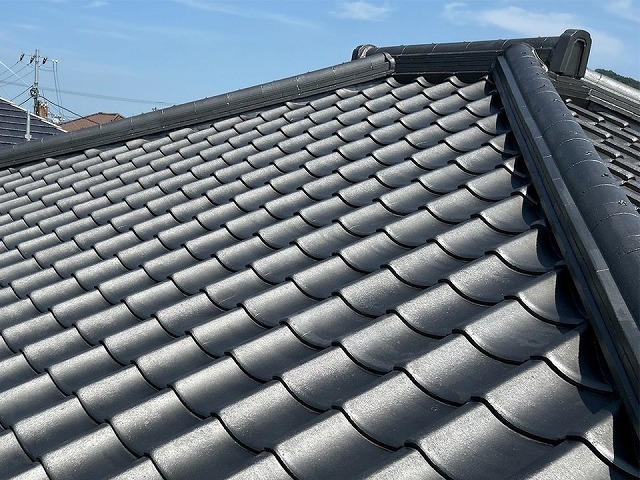 高松市のセメント瓦塗装、屋根を美しく甦らせる「Sun瓦Sトップ」を用いた仕上げ塗装