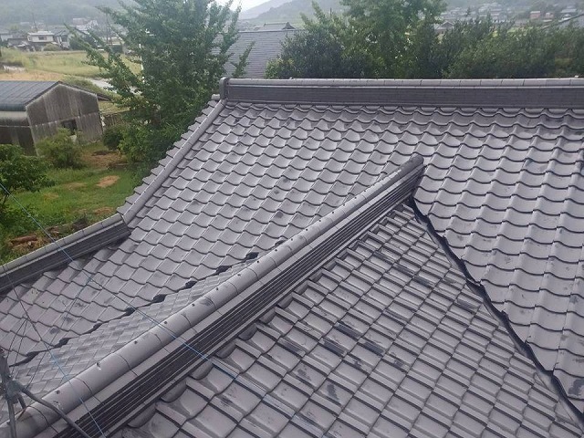 丸亀市で瓦屋根の雨漏り調査、八谷板金の著しい経年劣化が原因と判明