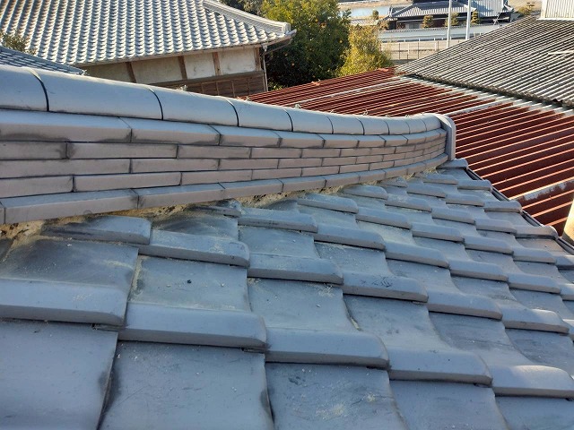 丸亀市で棟部漆喰の詰め直しと既存漆喰の除去で雨漏りリスクを軽減