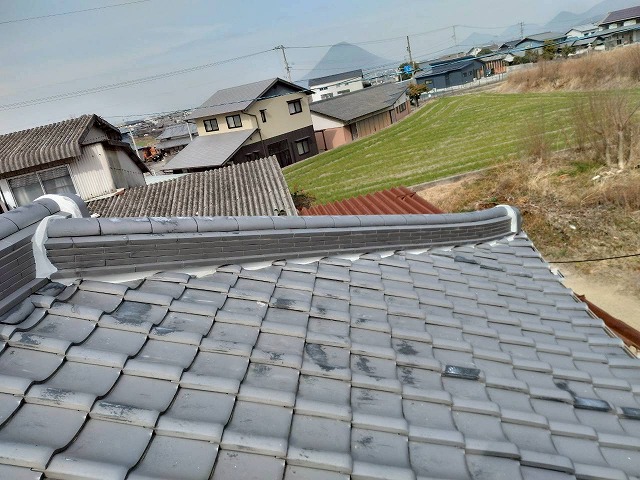 丸亀市で屋根漆喰の詰め直し、高性能漆喰材の詰め込みで雨水の浸入防止