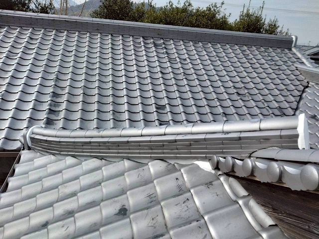 丸亀市の雨漏り修理。谷板金交換・箱型樋新設・下地補修で安心の仕上がり
