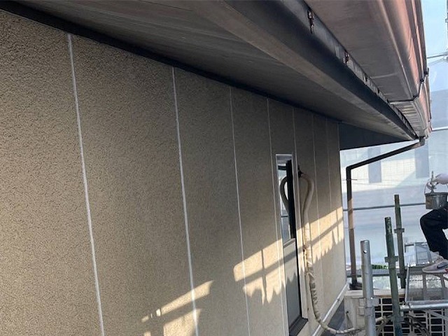 高松市の住宅サイディング外壁塗装、激しくひび割れた目地コーキングの打ち替え