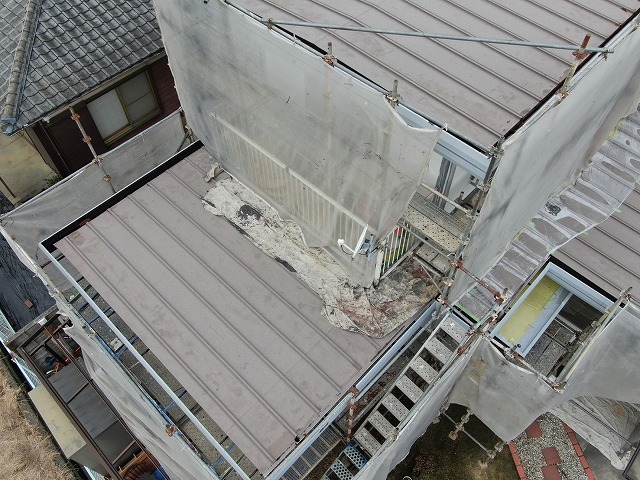 丸亀市で腐食がひどい金属屋根の工事前点検。複数の錆や剥がれを確認