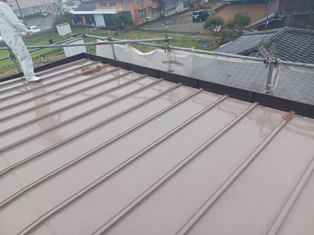 丸亀市の瓦棒葺き屋根にてカバー工法での防水シートの敷設などを実施