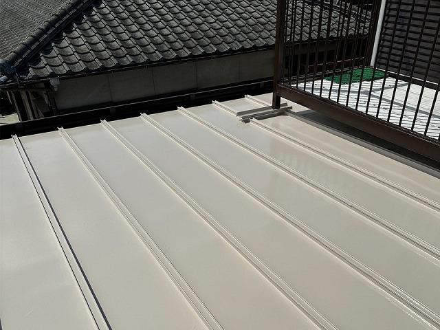丸亀市の住宅にて実施した金属屋根カバー工法および塗装修繕の完成後仕上がり