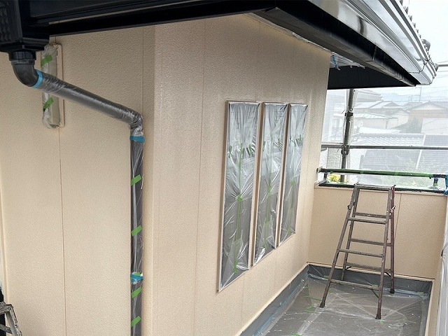 高松市にてサイディング外壁塗装、目立っていた色あせやカビを克服して美観を回復