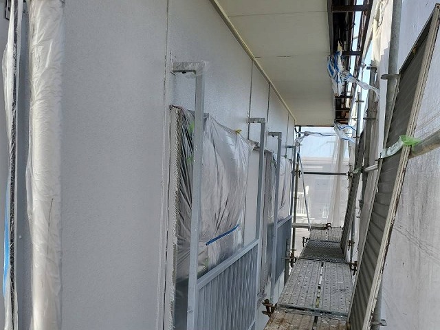 丸亀市にてワイドウォールSiで外壁塗装、耐久性と美観を高めた上塗り
