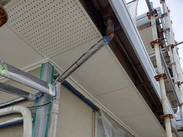 丸亀市で軒天を塗り替え、目立つ汚れをヤニ・シミ止め塗料で美観を回復