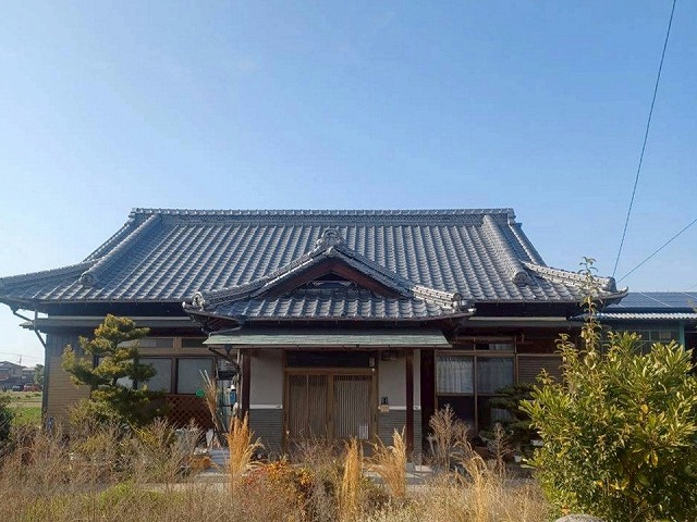 丸亀市の瓦屋根にて鬼瓦の脱落やまたぎ巴の割れなど危険な状態を確認