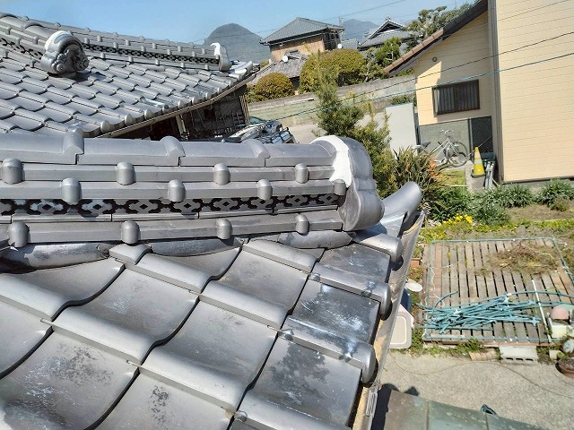割れが生じていた鬼瓦やまたぎ巴のの交換工事が完了した状況