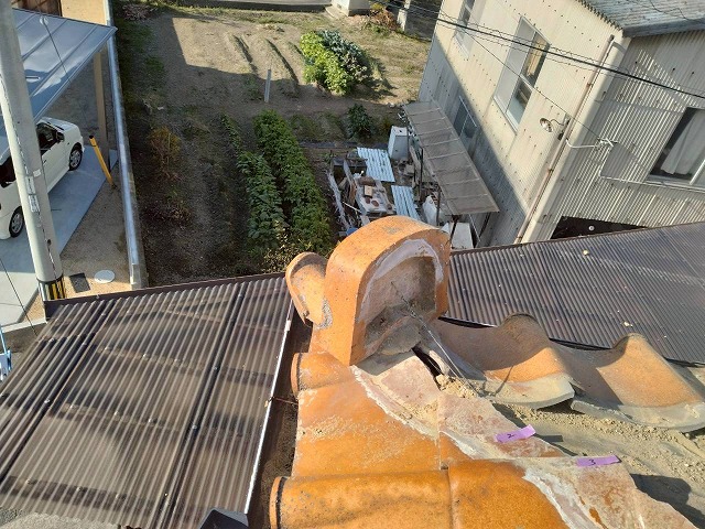 雨漏り修理のため割れた瓦周辺の棟の取り外し状況