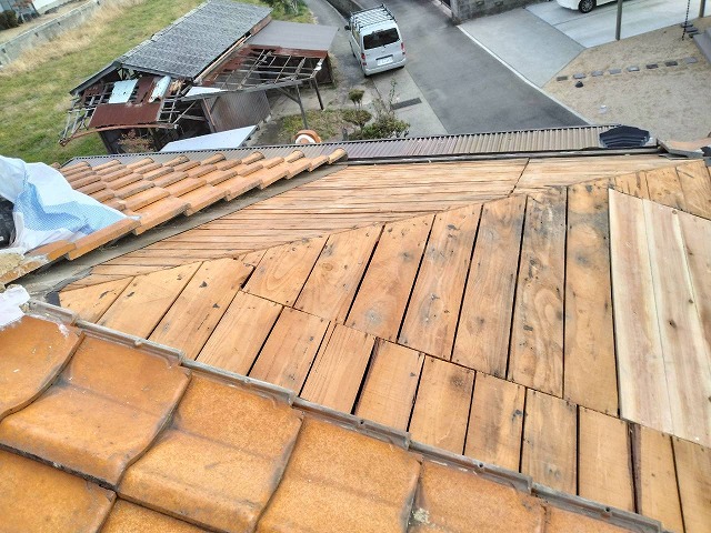まんのう町の瓦屋根で野地板の部分補修、雨水の影響での傷みを改善