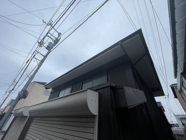 坂出市で軒天の一部が落下するトラブル、反りやつなぎ目部分の隙間を発見