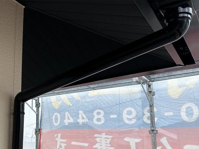 高松市で色あせた雨樋を塗装でリフレッシュ、劣化を放置すると起こり得るリスクも解説