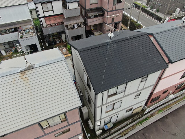 高松市にて妻換気の割れが発生、現場調査で確認した雨漏りリスクと美観への影響