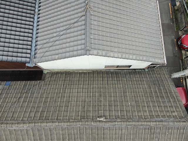 高松市で雨漏り調査、隣家との取り合い部に設置の谷板金に劣化を確認