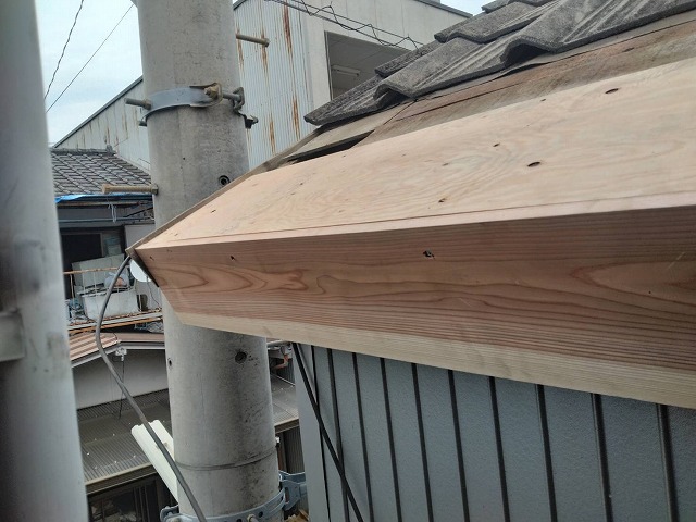 高松市で傷んだ野地板の部分撤去と構造用合板を用いた張り替えの様子