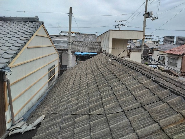 高松市の雨漏り修理、隣接する屋根で棟の歪みや瓦ズレなどを補修