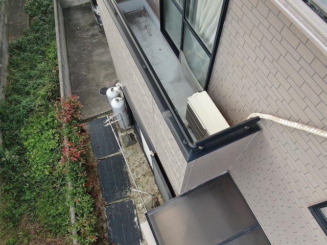 丸亀市で長年悩まされた雨漏りの点検、室内や小屋裏、ベランダ部分を確認