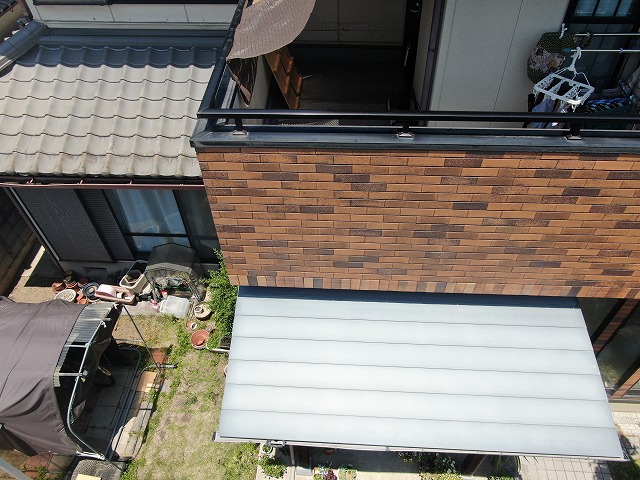 高松市にて機能が衰えたベランダへの防水塗装、下地処理から仕上げまでの施工状況