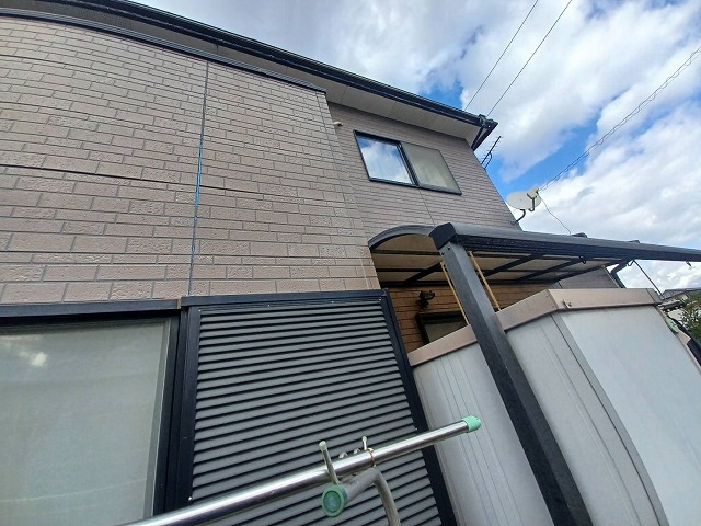 丸亀市で雨戸への塗装工程、下地処理と吹き付けでサビにくく美しい塗膜を形成