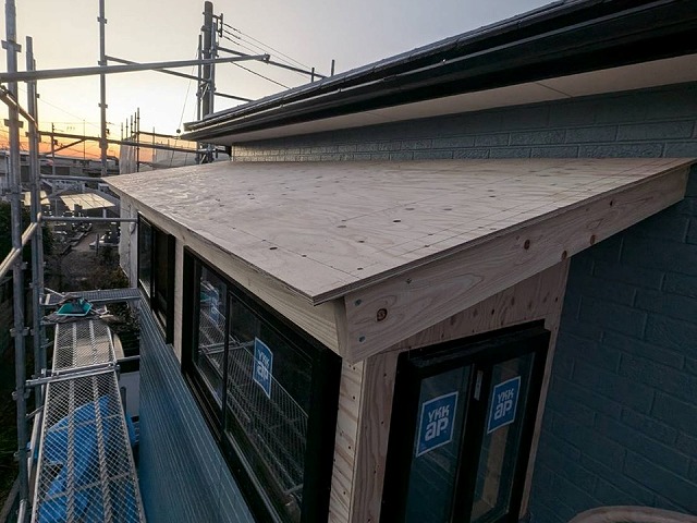 丸亀市でベランダに新設するサンルームの壁や屋根を支える躯体の構築