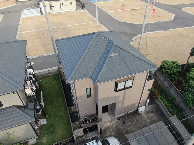 丸亀市でセメント瓦屋根の点検、塗膜剥がれやひび割れなどを確認