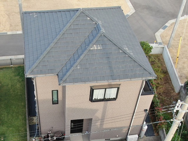 丸亀市でセメント瓦の補修工事、まずは高圧洗浄で屋根の不純物を除去