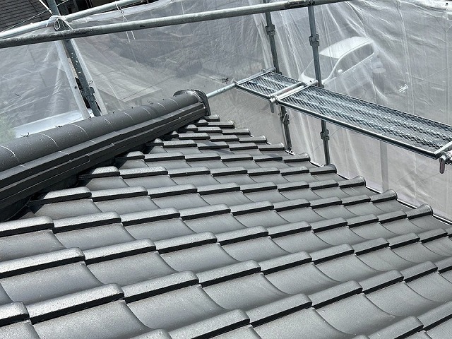 高松市にて屋根漆喰詰め直しやセメント瓦塗装などの修繕工事完成後の仕上がり