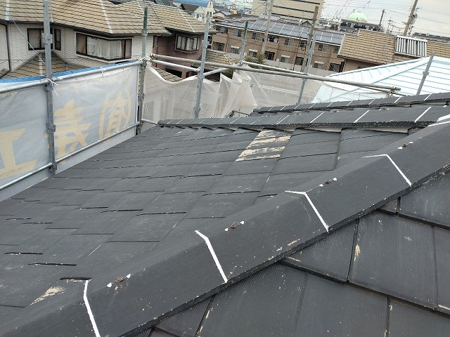 丸亀市で屋根の劣化を改善する棟瓦取り直し、棟瓦の設置とラバーロックによる瓦固定