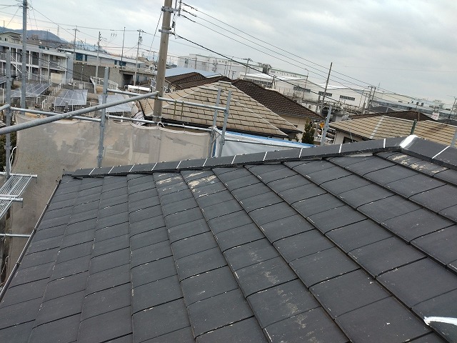 丸亀市にて塗膜剥がれが見られたセメント瓦への塗装工事のフィラーによる下塗り