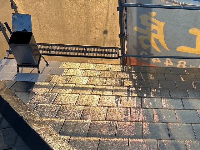 丸亀市のセメント瓦塗装、塗膜の厚みを丁寧につくり保護機能を整える中塗り工程