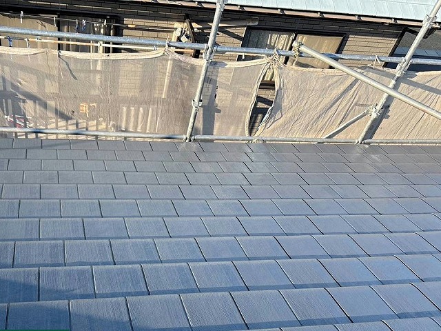 丸亀市の住宅にて行った棟瓦取り直し・セメント瓦屋根塗装工事のビフォーアフター