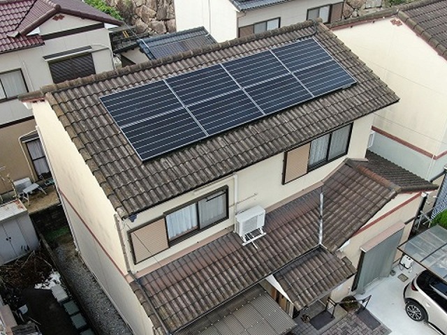 さぬき市で太陽光パネルが設置されているモニエル瓦屋根への無料点検の様子