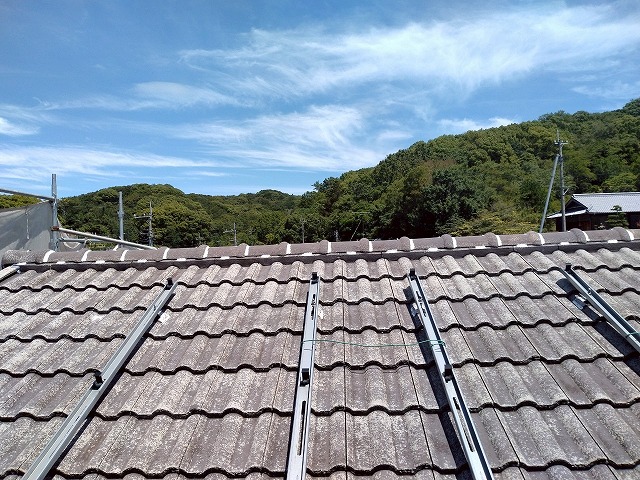 さぬき市のモニエル瓦屋根塗装、高圧洗浄によるスラリー層の除去とラバーロック