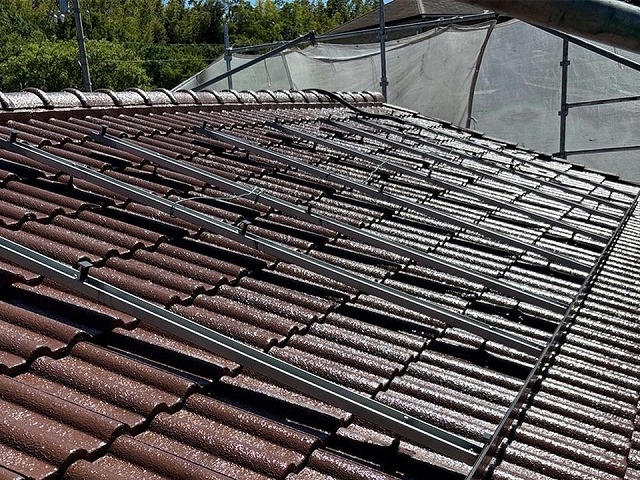 さぬき市の住宅にて太陽光パネル脱着をともなうモニエル瓦屋根塗装工事が完成