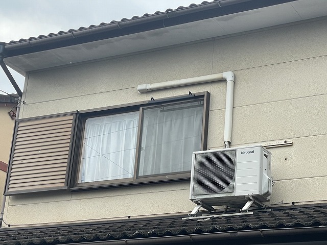 外壁塗装工事前のカビやシミが目立っている軒天の様子