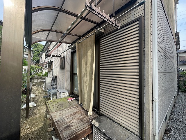 さぬき市で金属製雨戸の塗装、ケレン処理やスプレーガンによる吹き付け塗装