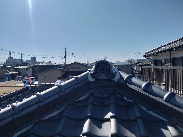 丸亀市で経年劣化し変色やひび割れのある棟部の漆喰の詰め直し