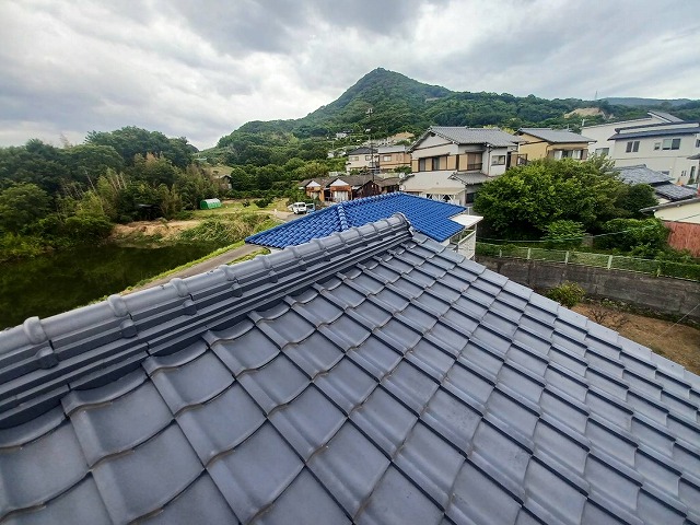 高松市で屋根裏からの雨漏り、段違い部分の取り合い周辺に雨染み