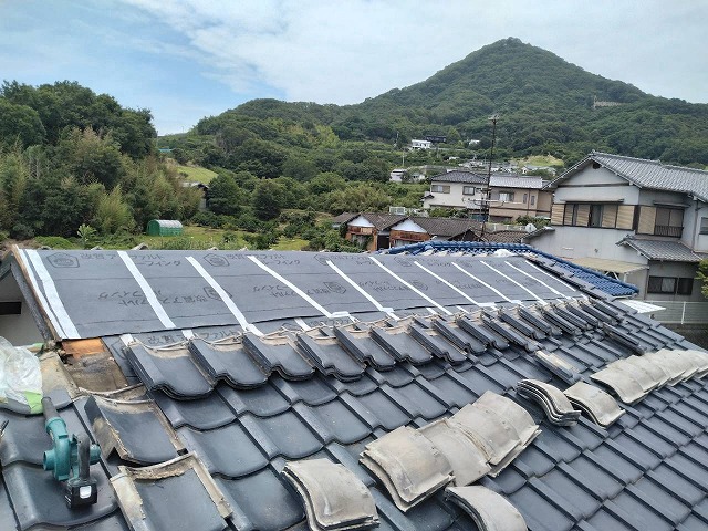 高松市で瓦屋根の雨漏り修理、既存棟瓦の撤去と防水紙の敷設工程