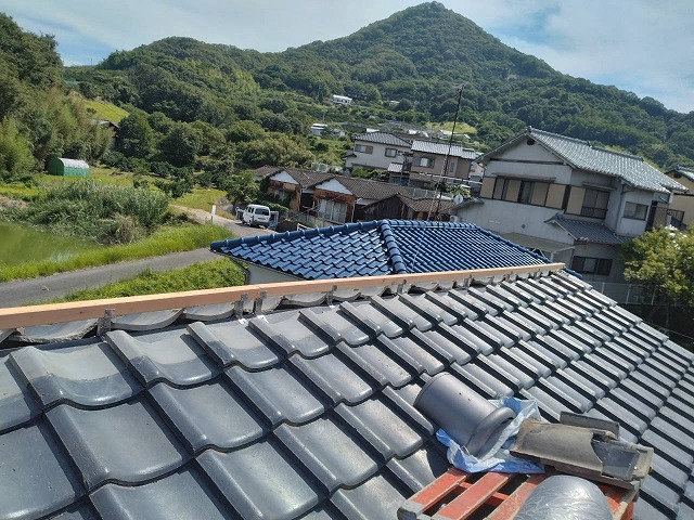 高松市で瓦屋根棟部への補強金物と芯材の設置により耐風性・耐震性を向上