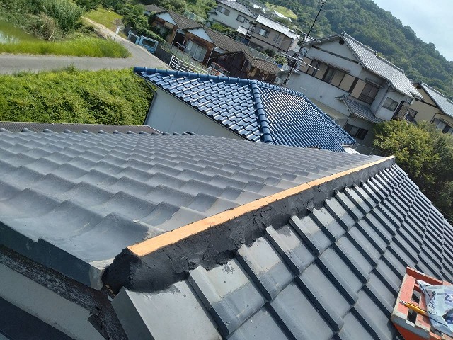 高松市で南蛮漆喰による瓦屋根棟部の土台づくり、耐久性・防水性を向上