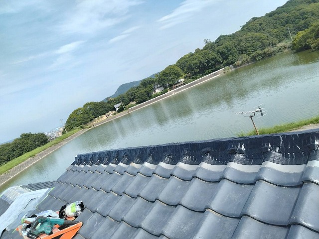 高松市で瓦屋根棟部に乾式面戸シートを取り付けし雨水の浸入を防ぐ