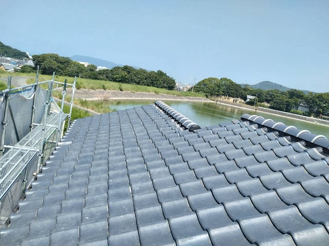 高松市で瓦屋根の棟に七寸丸瓦を設置、のし瓦を積まずに軽量化へ