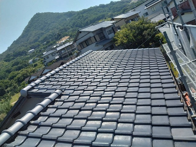 高松市で瓦屋根の雨漏り修理、七寸丸瓦を用いた葺き替え工事の仕上がり