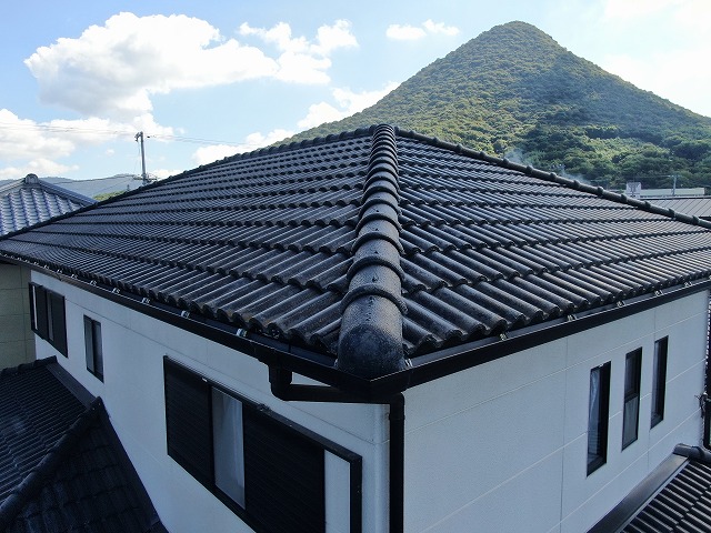 丸亀市にてモニエル屋根の無料点検、塗膜剥がれや苔、ひび割れなどの劣化を確認