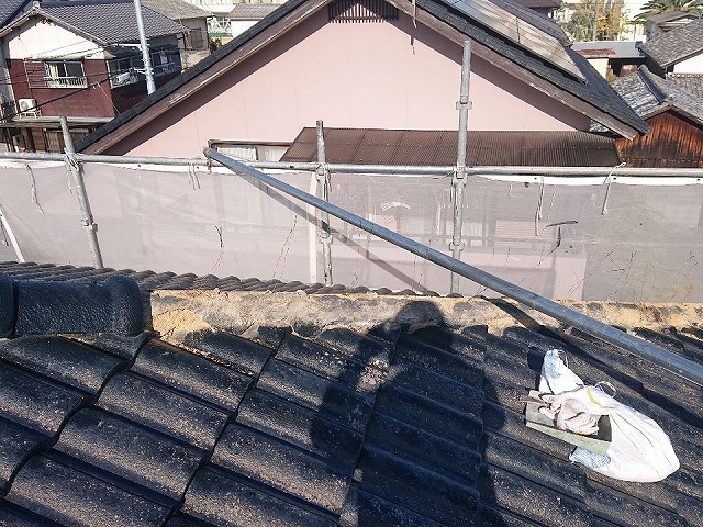 漆喰詰め直し工事の既存丸瓦の取り外し