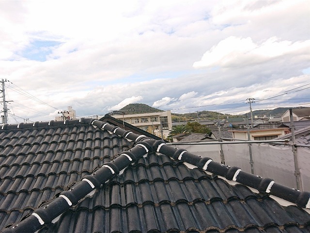 丸亀市で屋根の漆喰詰め直しと棟瓦のズレを防止するラバーロックによる仕上げ